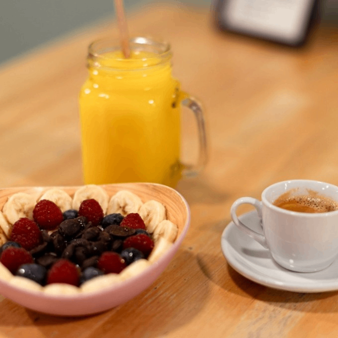 Desayuno energético con café, zumo y bol de avena – Opción saludable para empezar el día